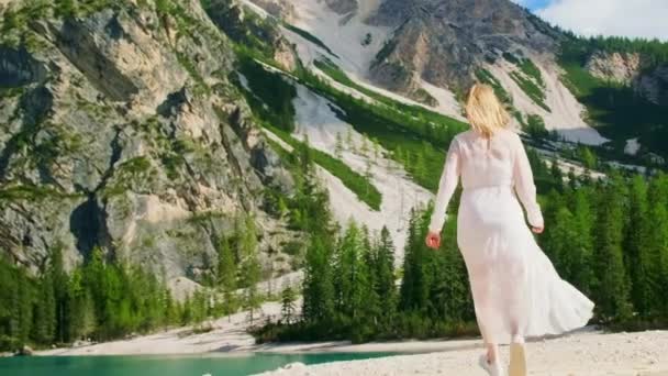 Šťastná Žena Bílých Šatech Běží Písečném Břehu Jezera Braies Otočí — Stock video