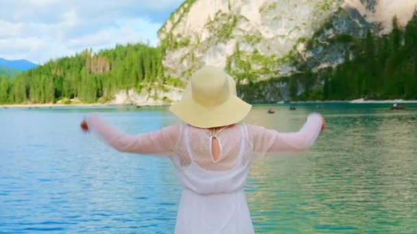 Žena Položí Ruce Klobouk Přemýšlí Výhledu Jezero Braies Mezi Horami — Stock video