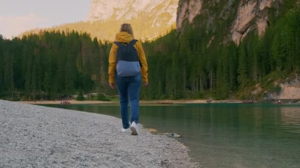Donna Con Zaino Cammina Sulla Riva Ciottoli Guardando Lago Braies — Video Stock