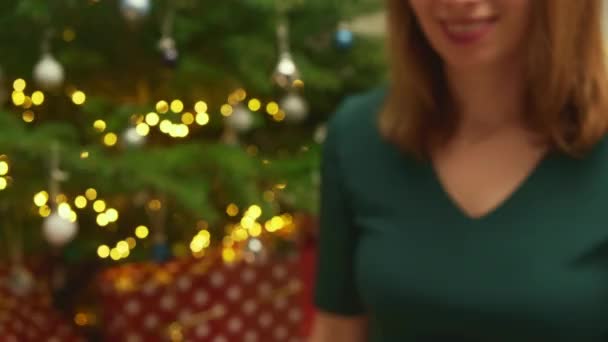 Het Meisje Ontvangt Een Geschenk Verheugt Zich Met Kerstboom Achtergrond — Stockvideo