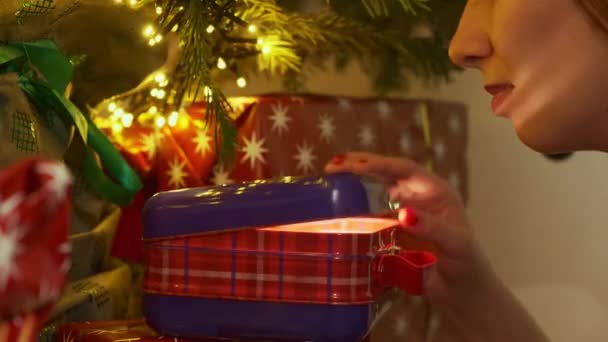 Жінка Відкриває Коробку Світлом Всередині Дивом Різдвяна Ялинка Сяє Фоні — стокове відео