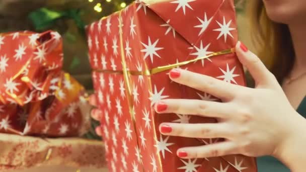 Жінка Поставила Загорнутий Різдвяний Подарунок Під Ялинку Подарунки Родині Друзям — стокове відео