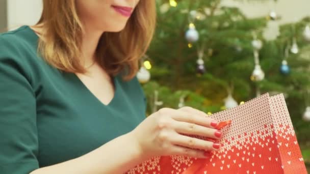 Flicka Öppnar Ett Paket Med Present Julfest Ljuset Skiner Inne — Stockvideo