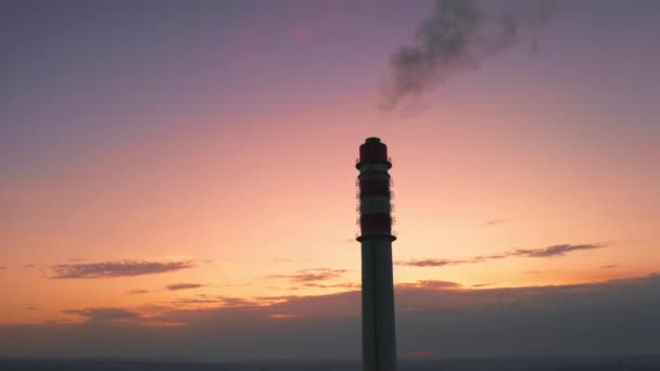 Σταθμός Παραγωγής Θερμότητας Καπνό Στο Ροζ Ηλιοβασίλεμα Αύξηση Των Τιμών — Αρχείο Βίντεο