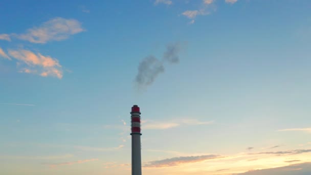 Kraftwerksschornstein Produziert Rauch Und Verschmutzt Umwelt Bei Sonnenaufgang — Stockvideo