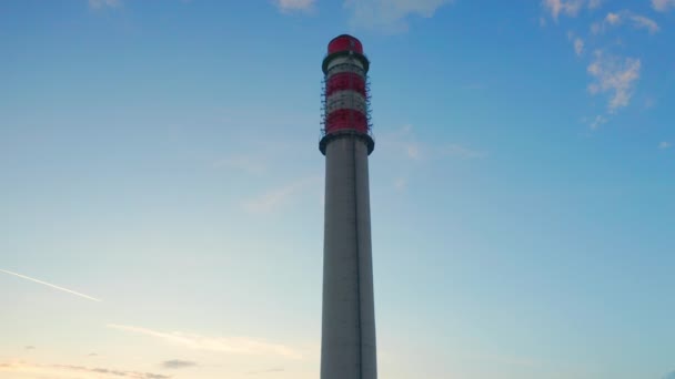 巨大的工业烟囱在蓝天的映衬下产生肮脏的烟雾 浓烟的乌云来自采暖的植物塔 空中低角射击 — 图库视频影像