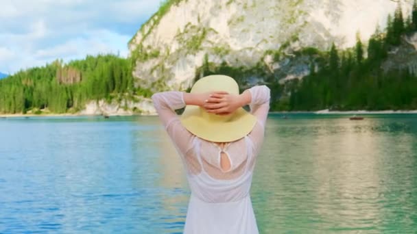 Mujer Pone Las Manos Sombrero Paja Con Estilo Mirando Lago — Vídeos de Stock
