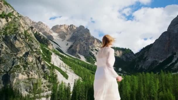 Blonďatá Žena Běží Poblíž Jezera Braies Proti Lesním Horám Pod — Stock video