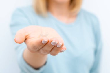 Parmağın ucundaki kontakt göz lensini kapat. 