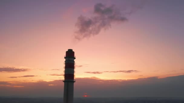 Rauch Quillt Aus Der Pfeife Mit Einem Wunderschönen Rosa Sonnenuntergang — Stockvideo