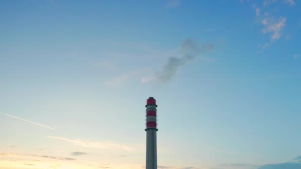 Pfeife Mit Rauch Verschmutzt Die Luft Himmel Industriegebiet Mit Anlage — Stockvideo