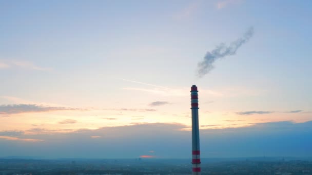 午前中に煙を出す大きなパイプを持つ工業地帯 有害な大気汚染 — ストック動画