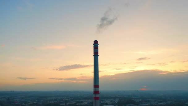 采暖厂烟囱对夏季日落时分的空气污染过程 污浊的烟尘从巨大的热电联产系统空中排放出来 — 图库视频影像