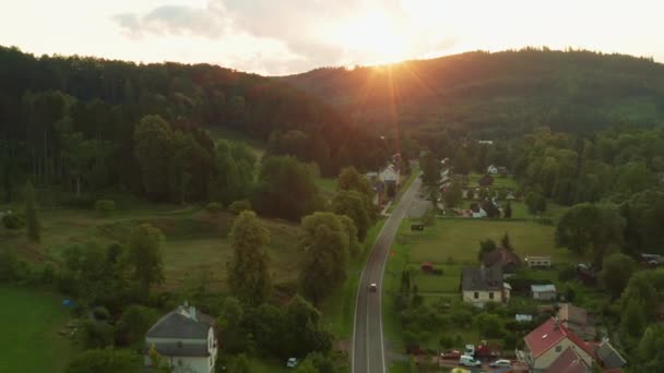 Arabalar Avrupa Nın Dağlık Kesimindeki Küçük Bir Köyden Geçen Yolda — Stok video