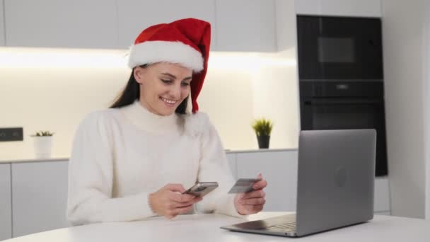 Modern Mutfakta Internetten Hediye Alan Mutlu Bir Kadın Noel Baba — Stok video