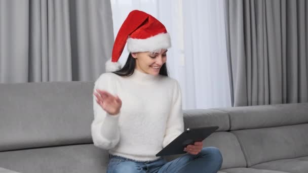 Seorang Wanita Tersenyum Menyapa Dan Mengucapkan Selamat Natal Dan Tahun — Stok Video
