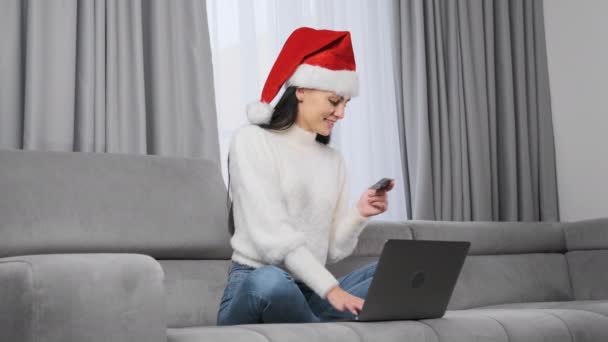 Une Femme Dans Chapeau Rouge Père Noël Achète Des Cadeaux — Video