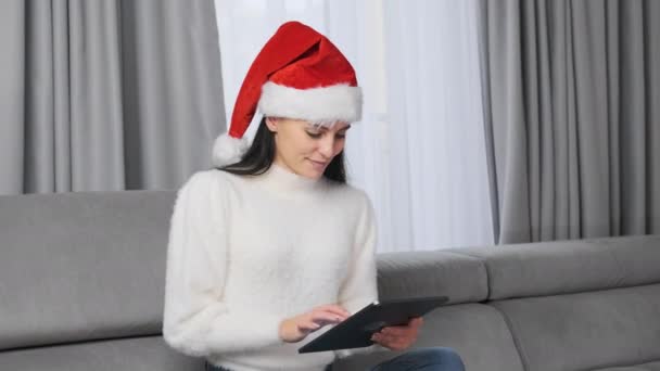 Retrato Navideño Una Hermosa Chica Con Sombrero Santa Claus Sentada — Vídeos de Stock