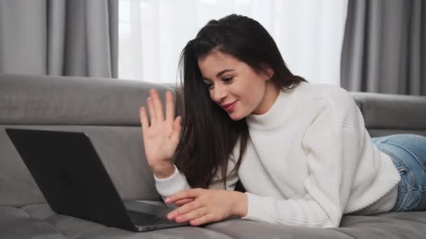 Жінка Брюнета Вітається Розмовляючи Хлопцем Відео Через Notebook Молода Жінка — стокове відео