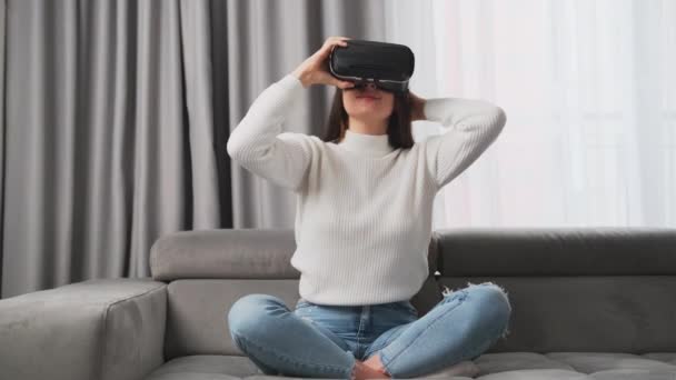 Žena Nasadí Brýle Aby Ponořila Pohybujících Rukou Virtuální Reality Mladá — Stock video
