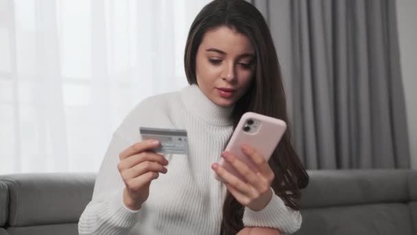 Γυναίκα Εισάγει Στοιχεία Της Κάρτας Smartphone Για Αγοράσει Εκπαιδευτικά Μαθήματα — Αρχείο Βίντεο