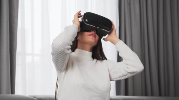 Женщина Наслаждается Виртуальной Реальностью Просматривая Виртуальные Очки Дома Молодая Женщина — стоковое видео
