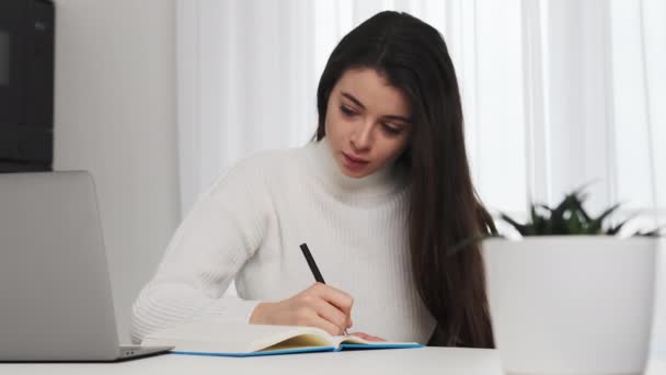 Mulher Morena Faz Anotações Ouvindo Palestra Line Sobre Notebook Estudante — Vídeo de Stock