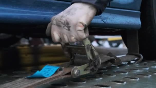 戴橡胶手套的人的手使用铰链锁柄固定汽车上的拖车 专业司机为拖带特写的运输作好准备 — 图库视频影像