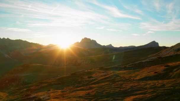 Bright Sun Sets Rocky Peak Terracotta Italian Alps Evening Scenic — Stockvideo