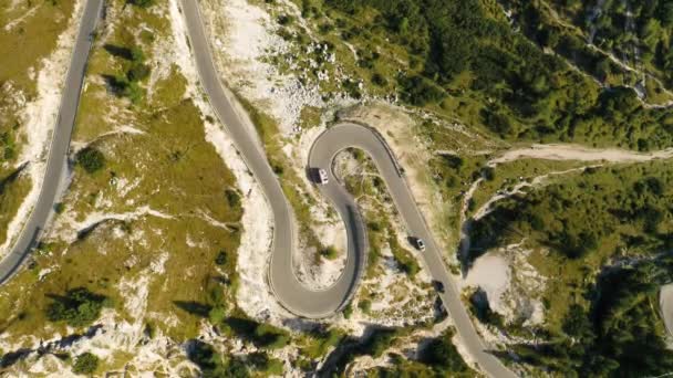 Cars Drive Curvy Serpentine Road Winding Mountains Green Trees Grass — Wideo stockowe
