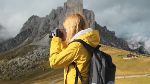 Female Tourist Takes Photo Passo Giau Pass Italian Alps Professional — 비디오