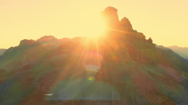 Gün Doğumunda Yüksek Dağların Keskin Yüzleri Güneş Işınlarıyla Aydınlatılan Tre — Stok video
