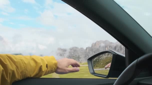 อออกจากหน างรถเพ บลมขณะข บรถบนถนนในไฮแลนด คนข สวยงามของเท อกเขาแอลป ตาล Closeup — วีดีโอสต็อก