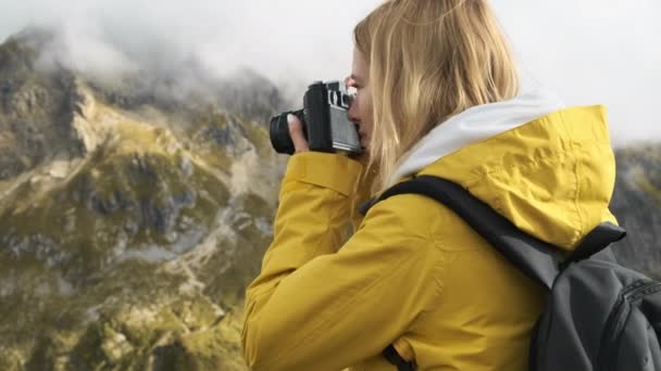 Professional Photographer Takes Pictures Passo Giau Pass Using Camera Woman — Stockvideo