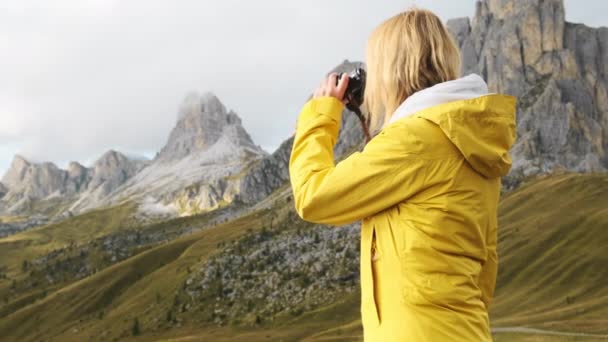 Blonde Woman Looks Passo Giau Pass Binoculars Pointing Finger Rocky — Vídeo de stock