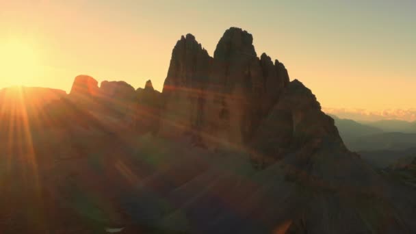 Edges High Peaks Sunrise Illuminated Rays Sun Craggy Peaks Tre — Stok video