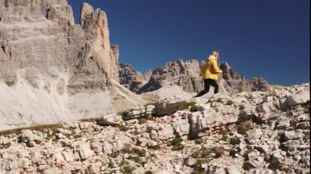 Woman Tourist Climbs Rocky Mountain Range Tre Cime Lavaredo Italy — Stok video
