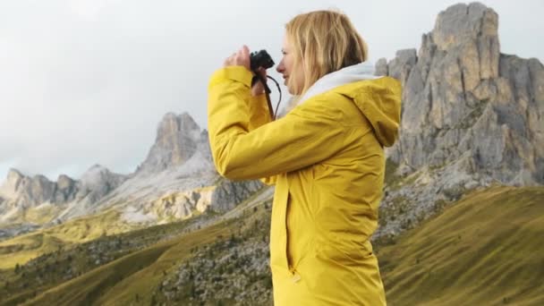 Blonde Woman Looks Scenic Passo Giau Pass Binoculars Young Tourist — Stockvideo