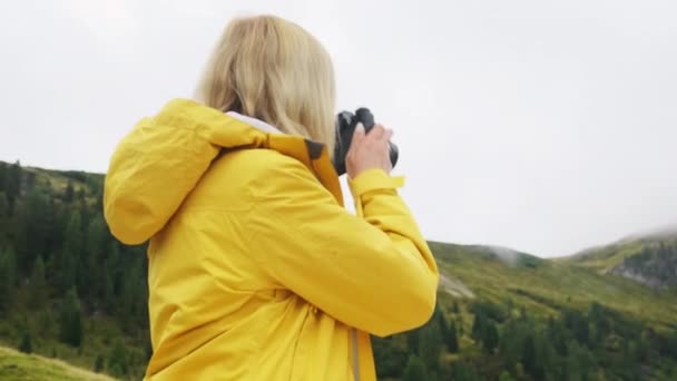 Woman Tourist Captures Moments Hillside Meadow Making Photos Professional Camera — Stockvideo