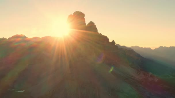 Edges High Peaks Sunrise Illuminated Rays Sun Rocky Peaks Tre — Stockvideo