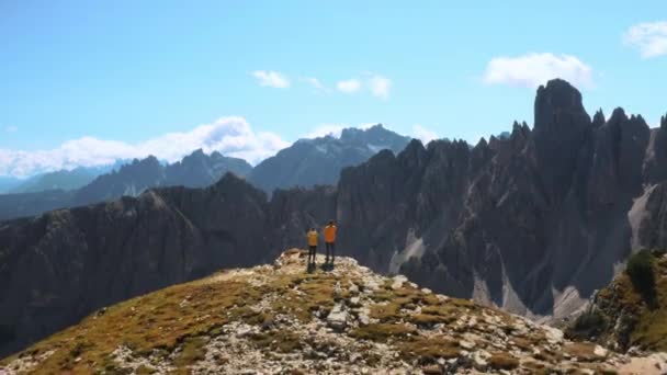Man Woman Stand Top Alps Canyon Looking Rocky Mountain Peak — Stockvideo