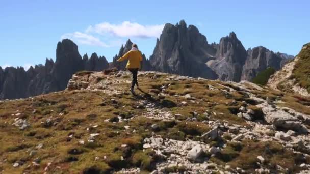 Happy Woman Runs Edge Hill Canyon Look Rocky Mountain Peak — Stok video