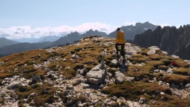 Active Woman Runs Precipice Edge Mountain Enjoy View Rocky Mountain — Stockvideo