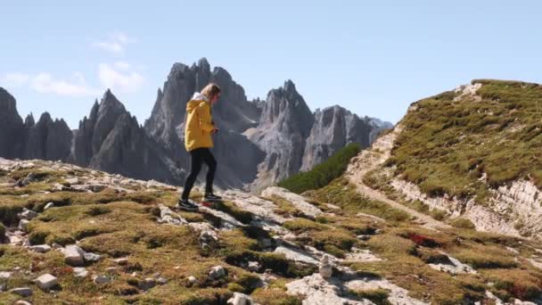 Woman Walks Italian Alps Precipice Rocky Mountain Peak Clear Blue — Stockvideo