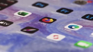 iPad ekranında Apple kalem ile Firefox uygulaması açılıyor. Berlin, Almanya, Haziran 2021