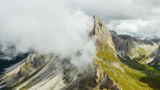Λευκό Σύννεφο Περιβάλλει Γιγαντιαία Κορυφογραμμή Seceda Στις Ιταλικές Άλπεις Βραχώδης — Αρχείο Βίντεο