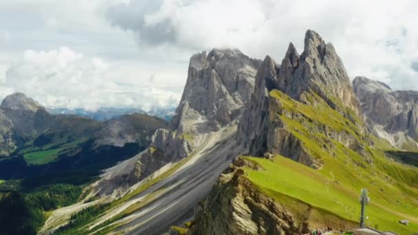 Tourist Observation Point Overlooking Seceda Mountain Italian Alps Rocky Ridgeline — Stockvideo