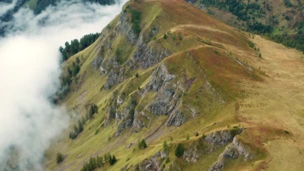 High Mountain Cliffs Autumn Meadows Surrounded Light Mist Alpine Mountains — Stockvideo