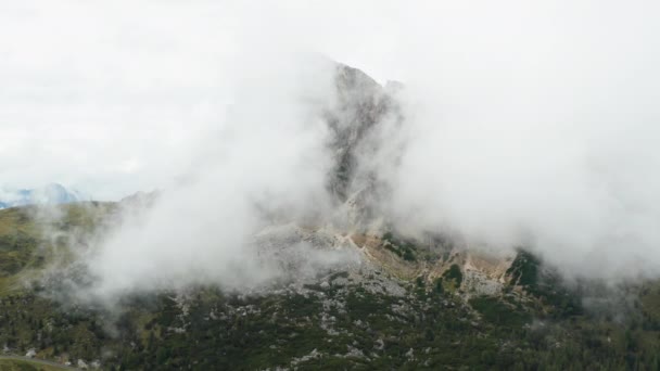 Haute Montagne Près Giau Col Couvert Nuages Brumeux Légers Atteint — Video