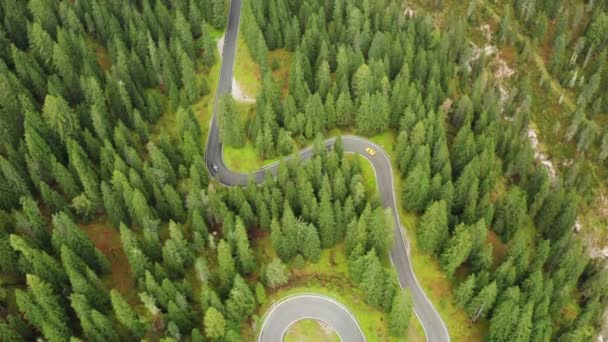 Samochody Jadące Słynnym Snake Road Giau Pass Wysokie Pasma Górskie — Wideo stockowe